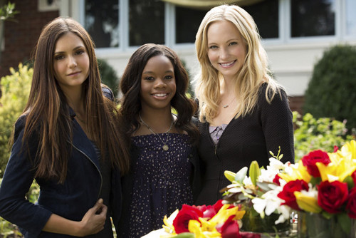  Candice behind the scenes of TVD 4x07 with Gabrielle Douglas.