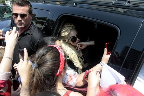  Lady Gaga says goodbye to Chile (signing autographs)