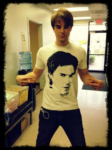  Nate Buzolic wearing t-shirt with Ian's face!