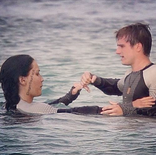  Peeta & Katniss-Catching feuer