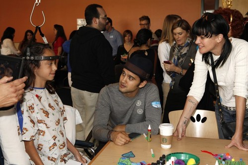 CBS Visits Children’s Hospital LA for Annual Holiday Event 12/06/2012