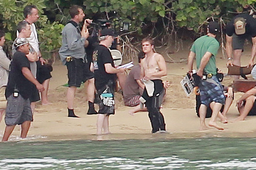  Jennifer Lawrence & Shirtless Josh Hutcherson: 'Catching Fire' Sea Scenes!