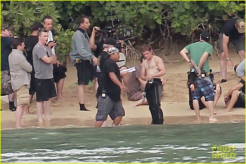  Jennifer Lawrence & Shirtless Josh Hutcherson: 'Catching Fire' Sea Scenes!