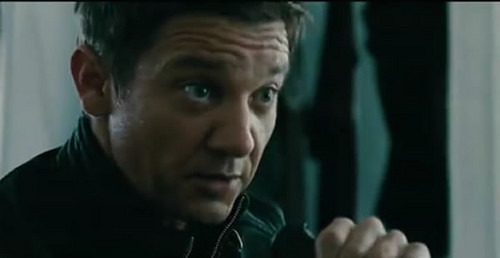 Jeremy Renner as Aaron traverser, croix in The Bourne Legacy