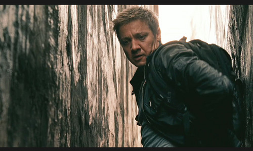  Jeremy Renner as Aaron kruis in The Bourne Legacy