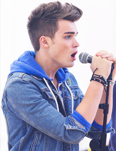  Josh bernyanyi "Perfect In Every Way" :) 100% Real ♥