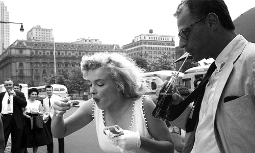  Marilyn Monroe with Arthur Miller eating a hot dog