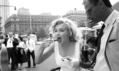 Marilyn Monroe with Arthur Miller eating a hot dog
