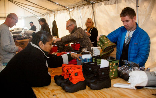  Neil helping Hurricane Sandy victims at Rockaway সৈকত