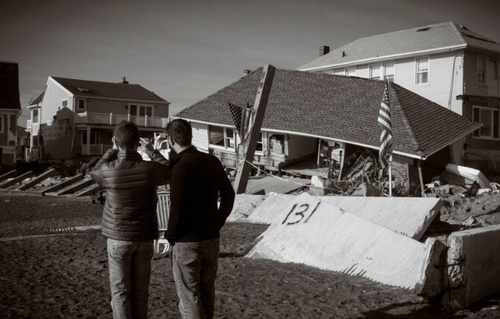  Neil helping Hurricane Sandy victims at Rockaway bờ biển, bãi biển