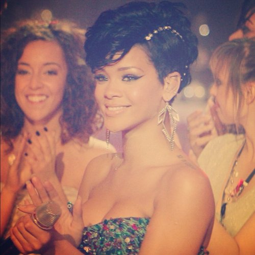  Rihanna is gorgeous!!!!! :)