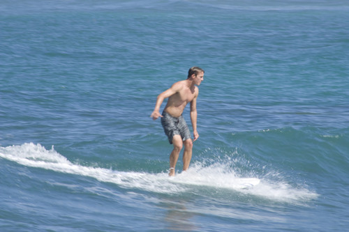  Sam Claflin surfing in Hawaii