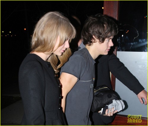  Taylor - At her hotel in New York City - December 03, 2012
