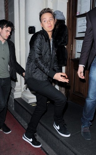  Conor Maynard Out in Londres