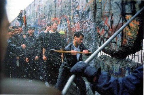 Destruction of the Berlin दीवार