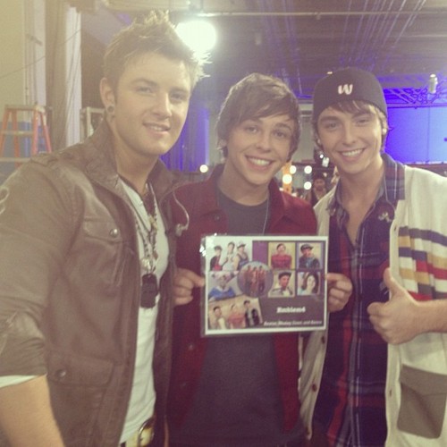  Emblem 3 Proudly Posing With A 粉丝 Art