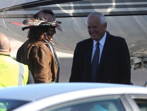  Johnny Depp sits down in a private jet in transporter, van Nuys, probably yesterday December 15