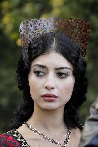 Melike Ipek Yalova as Princess Isabella in Muhtesem Yuzyil