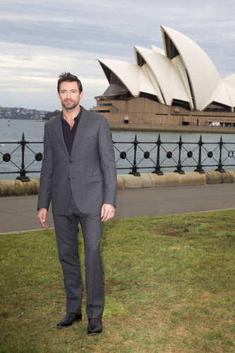  Hugh Jackman pose for fotos before the premier of 'Les Mierables' in Sydney
