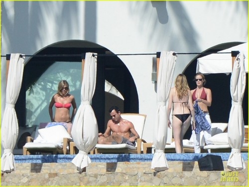  Jennifer and Justin sunbathing in Los Cabos, Mexico (28.12.2012)