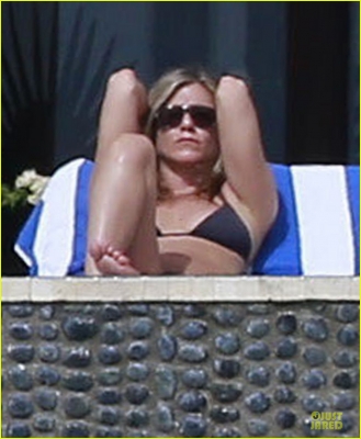  Jennifer and Justin sunbathing in Los Cabos, Mexico (29.12.2012)
