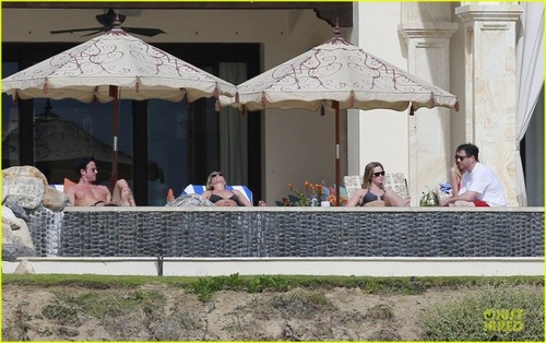 Jennifer and Justin sunbathing in Los Cabos, Mexico (29.12.2012) 