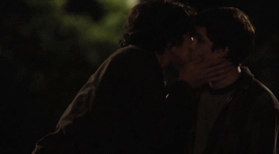  Logan & Ezra beijar (GIF made por me)