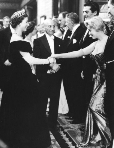 Marilyn Monroe meets reyna Elizabeth II, London, 1956