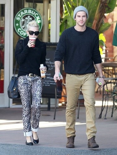 Miley Cyrus and Liam Hemsworth stopping 由 a 星巴克 on Saturday (December 22) in Toluca Lake