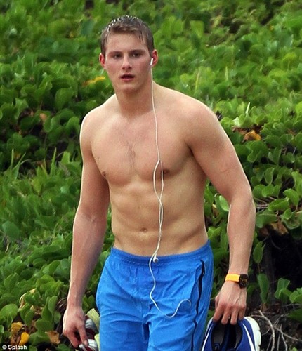  Alexander Ludwig spotted with his girlfriend in Hawaii (1/2/2013)