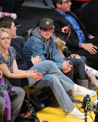 Josh Hutcherson at the Lakers game(1.11.2013) [HQ]