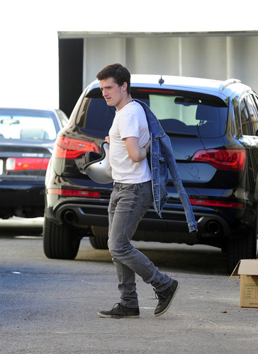  Josh leaving a hair salon in LA (8/1/2013) [HQ]