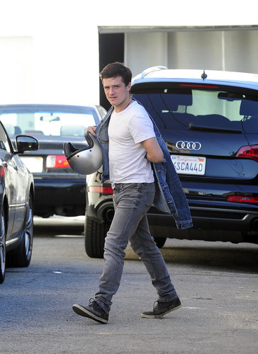  Josh leaving a hair salon in LA (8/1/2013) [HQ]