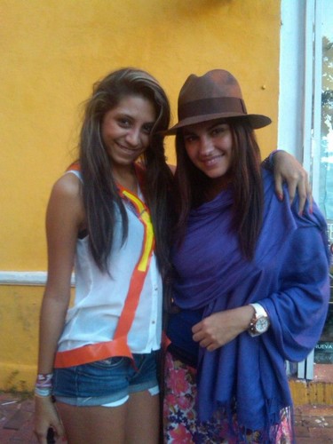  MAITE PERRONI WITH những người hâm mộ IN CARTAGENA, COLOMBIA (JANUARY 3)