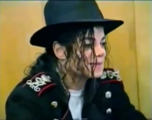  Michael Jackson in Bucharest orphanage