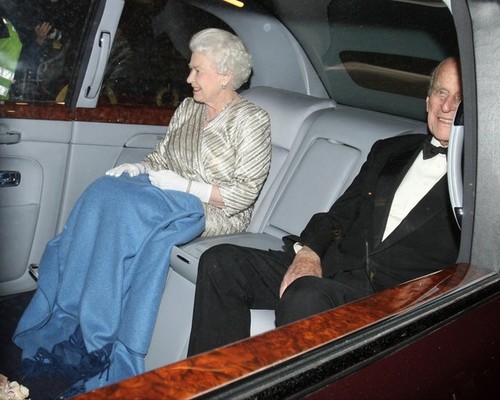  퀸 Elizabeth II is all smiles as she is seen leaving the Royal Albert Hall in 런던