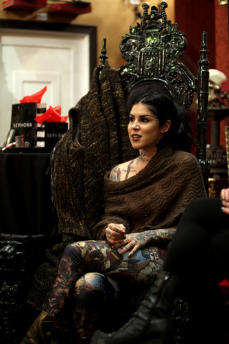  Sephora VIB Holiday カクテル Party Hosted によって Kat Von D at Kat Von D's Wonderland Gallery