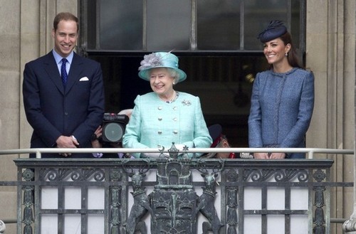  Will and Kate kom bij the Queen in Nottingham