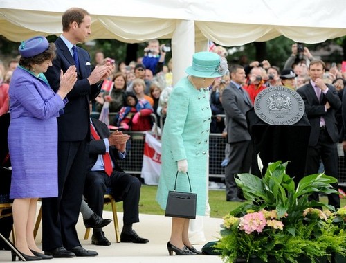  Will and Kate شامل میں the Queen in Nottingham