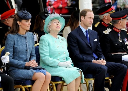  Will and Kate cadastrar-se the queen in Nottingham
