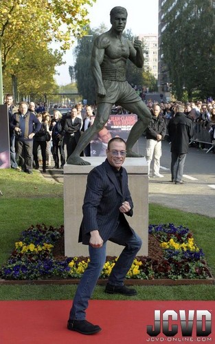  JCVD and his statue