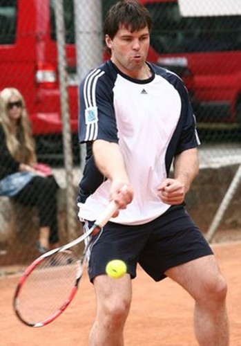 Jagr plays tennis..