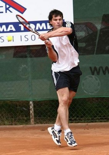 Jagr plays tennis..