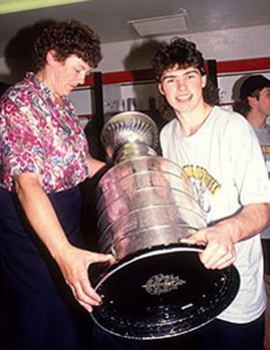  Jagr with mother after winning the Stanley Cup