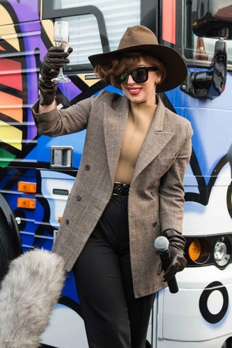  Lady Gaga visits the 'Born Công chúa tóc xù Bus' in Tacoma, USA