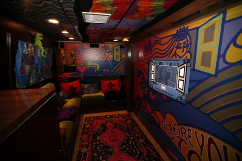  foto's of the interior of 'The Born Brave Bus'
