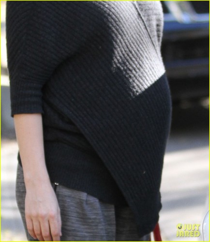  Shiri Appleby shows off her baby bump