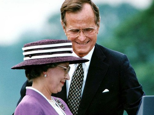  President George H.W. palumpong escorts reyna Elizabeth II in 1991