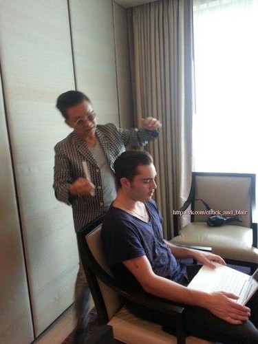  BACKSTAGE OF MAKEUP MAN BEFORE SIAM CENTER CONFERENCE
