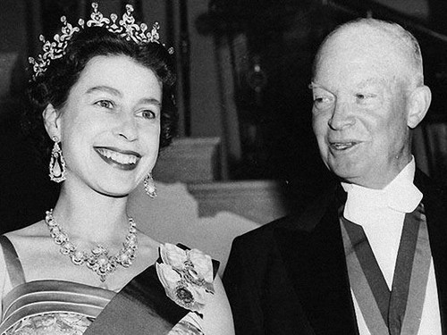  President Dwight D. Eisenhower with クイーン Elizabeth II at the White House in 1957